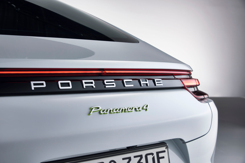 Illustration for article titled The 2018 Porsche Panamera 4 E-Hybrid Is A Tech Powerhouse That Crumbles Under Its Own Weight